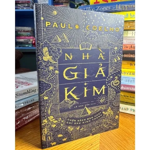 Bìa cứng đặt trên giá sách - Nhà giả kim